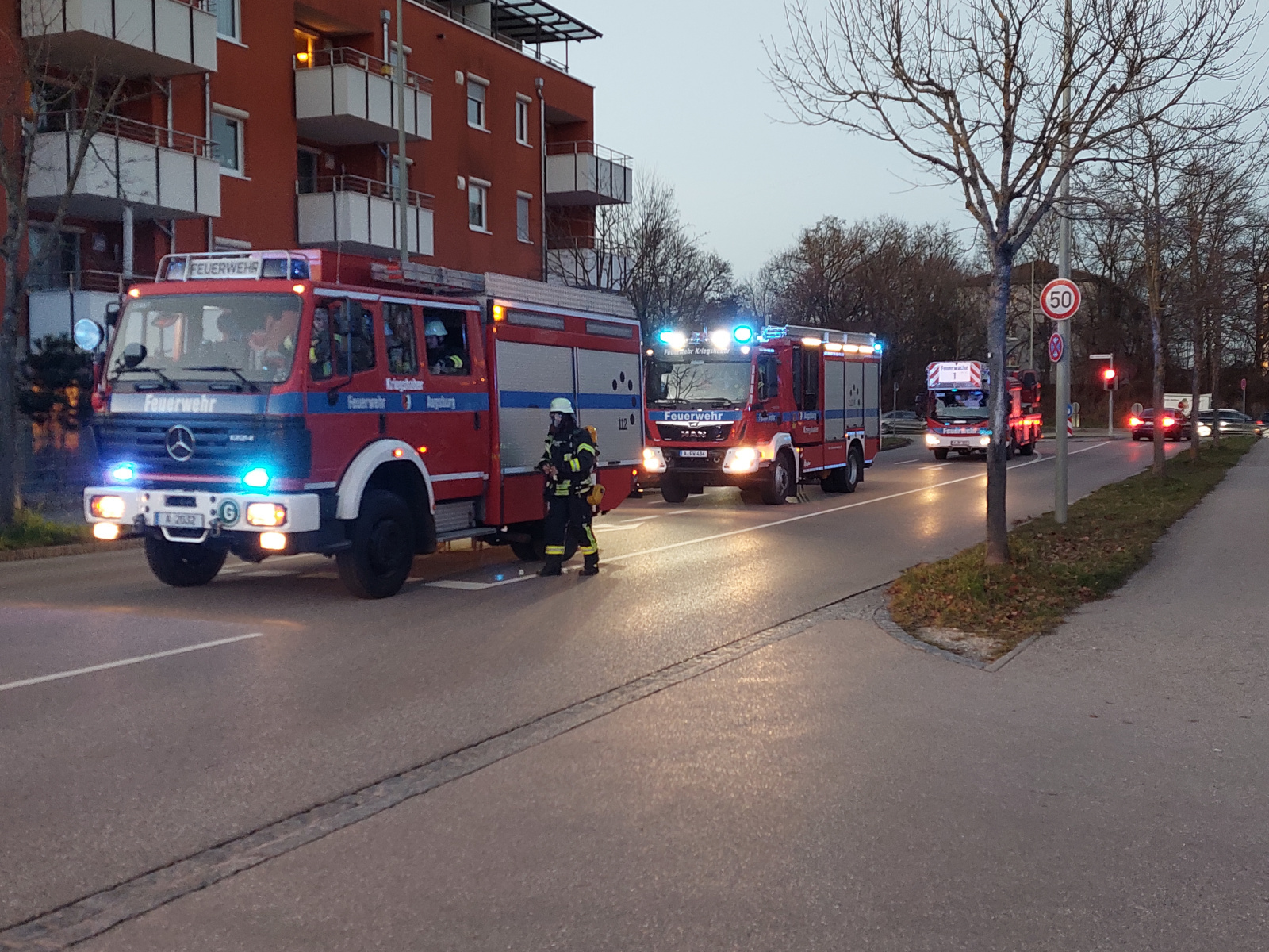 Mehrere Mülltonnen brennen in Augsburg-Kriegshaber